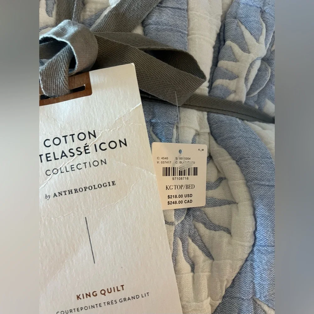Anthropolgie Nelly Icon Matelassé Bedspread and shams king size